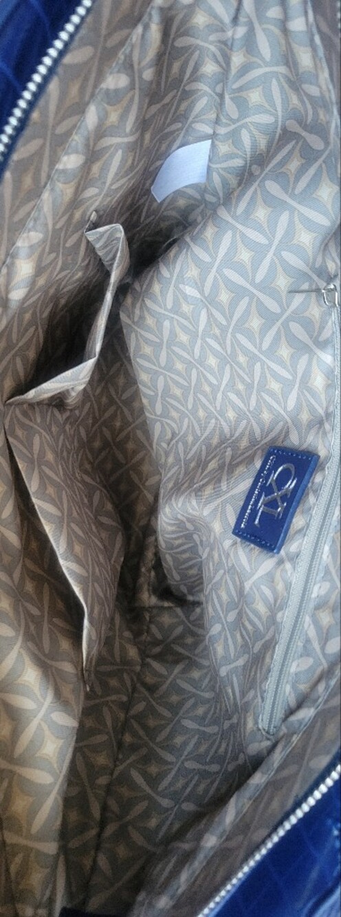 Cobalt blue tote bag with crocodile embossing and logo detail - Picture 12 of 16